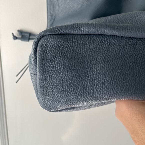 Tote Le Monde Pebbled Leather Roma Cinch Tote in Cadet Blue - Picture 5 of 7